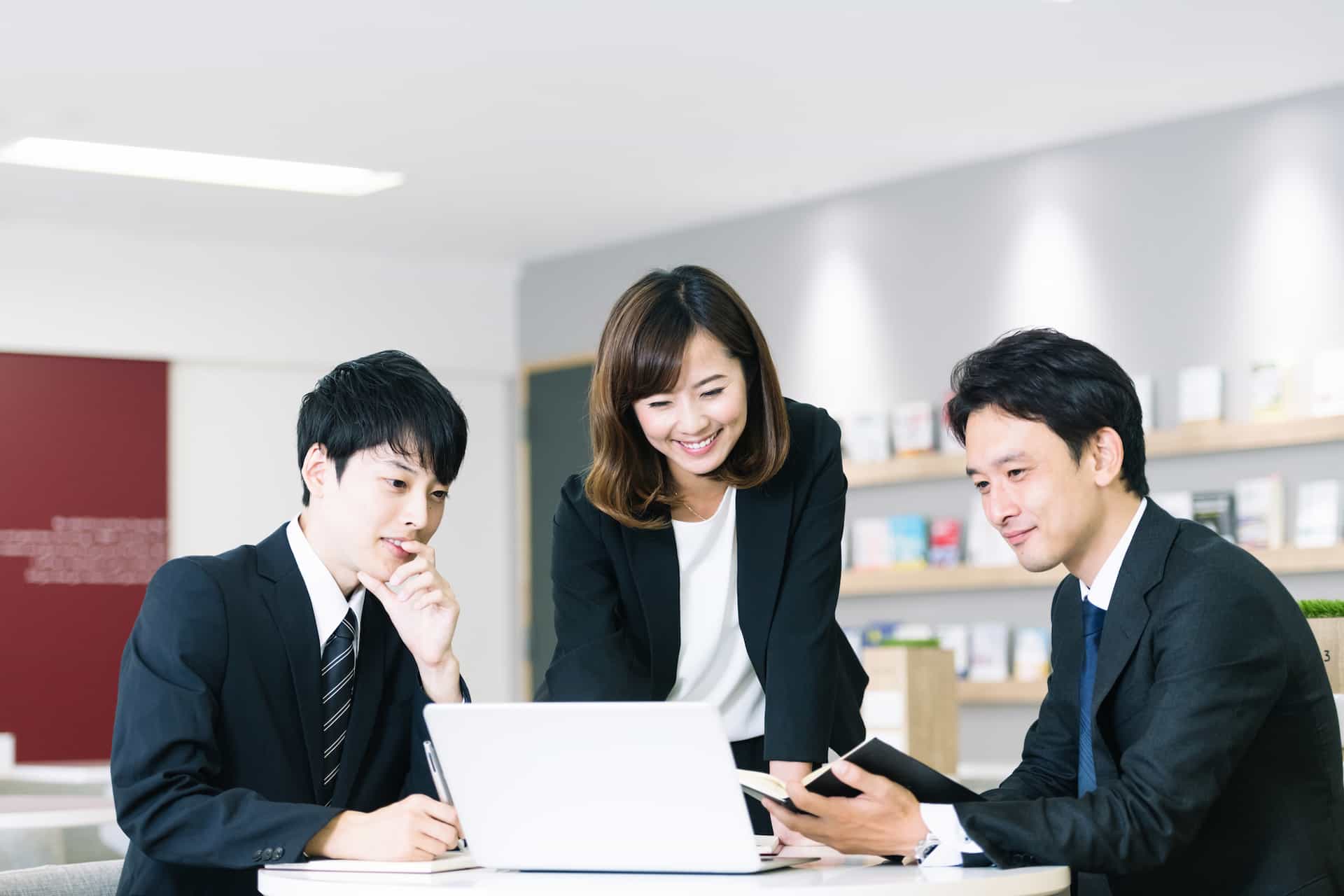 Công ty yêu cầu thông báo nghỉ việc trước 3 hoặc 6 tháng có hợp pháp không?