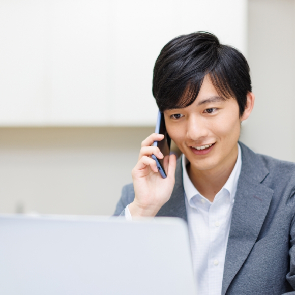 電話で応募者と連絡する担当者