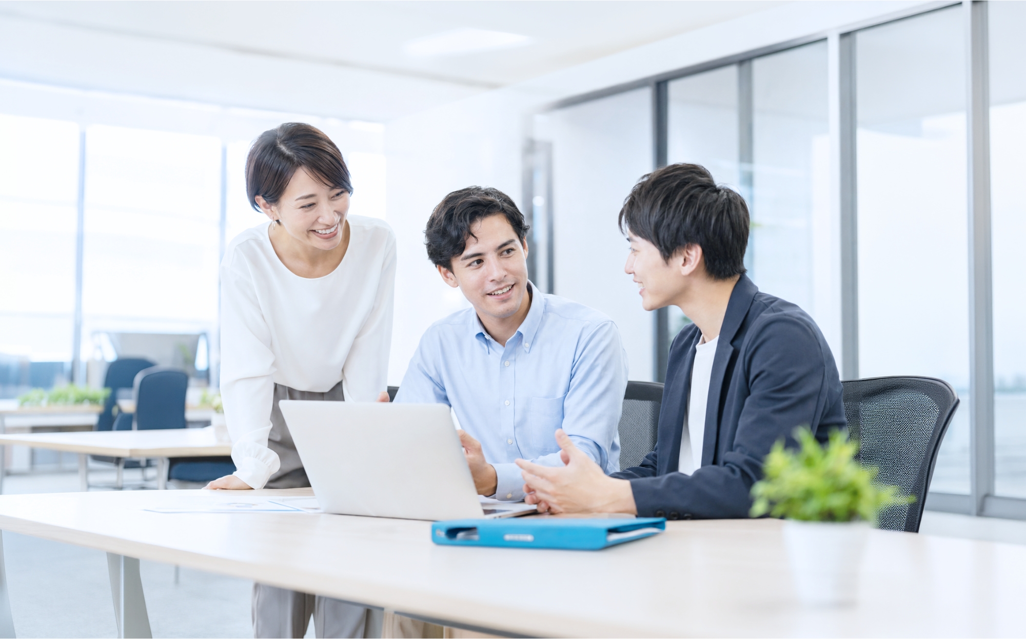 オフィスで打ち合わせをする様子